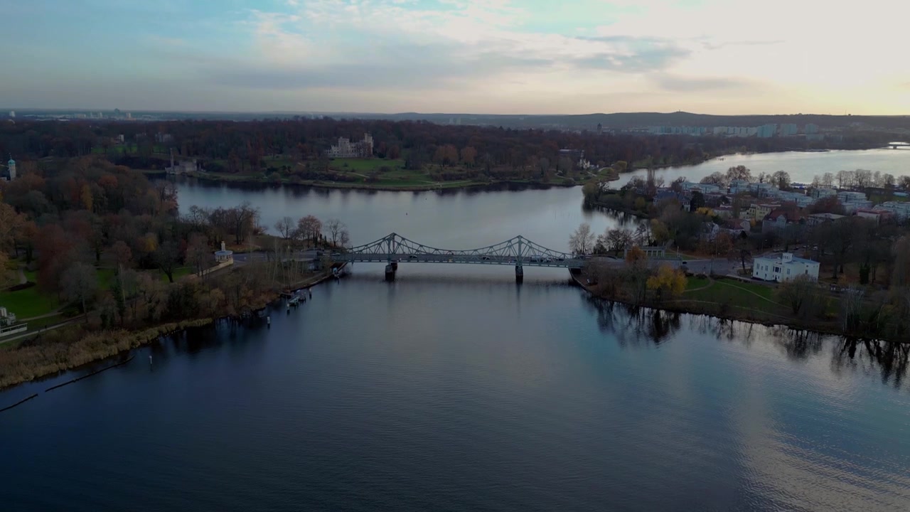 Ponte di Glienicke che attraversa il fiume Havel con il Castello di Babelsberg a Potsdam, Germania. Magnifica ripresa aerea con drone dall'alto.