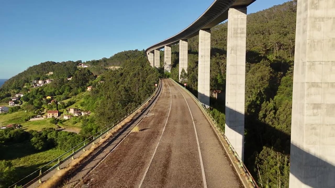 Vista aérea centrada no tabuleiro rodoviário vazio do viaduto La Concha de Artedo.