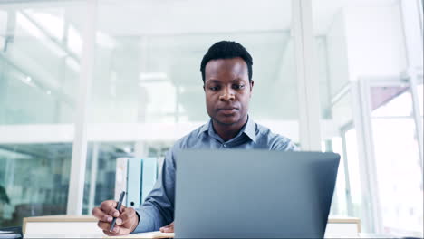 Computadora-Portátil-De-Oficina,-Lectura-O-Hombre-Negro