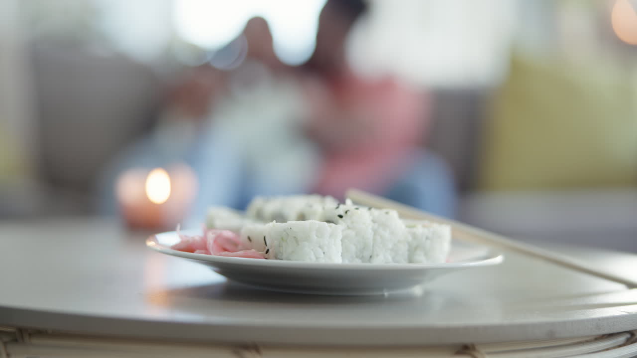 수시, 음식 및 접시 집에서 날짜의 클로즈업