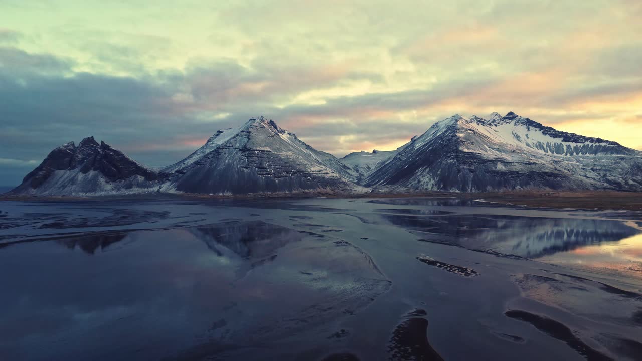 montañas nevadas contra el cielo del atardecer