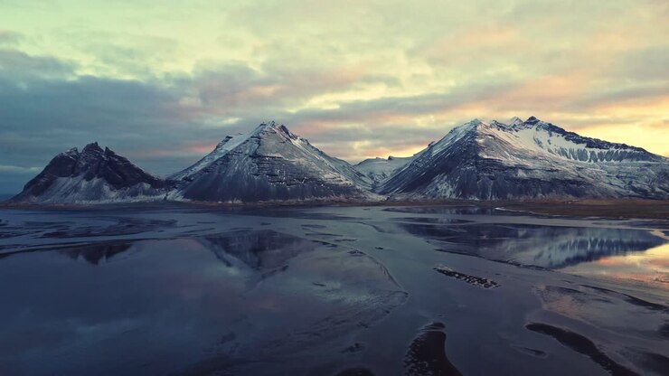 Montagne innevate contro il cielo al tramonto