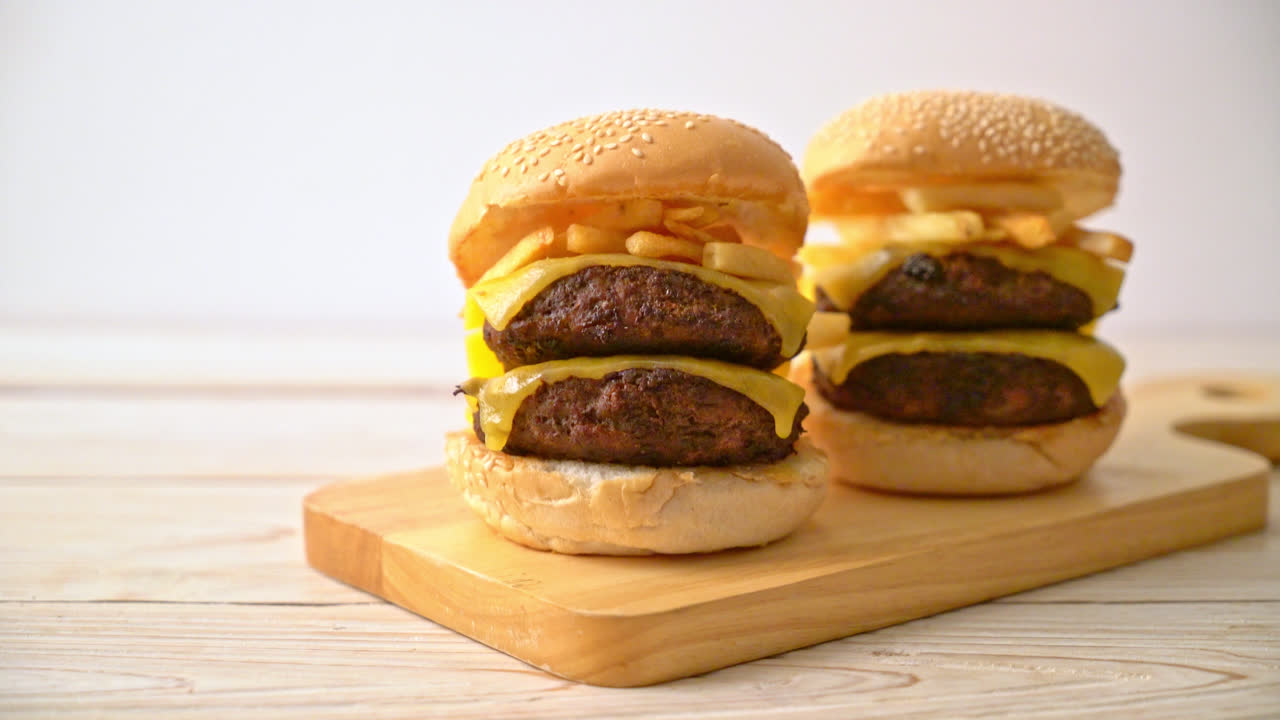 hamburguesa o hamburguesa de carne con queso y papas fritas - estilo de comida no saludable