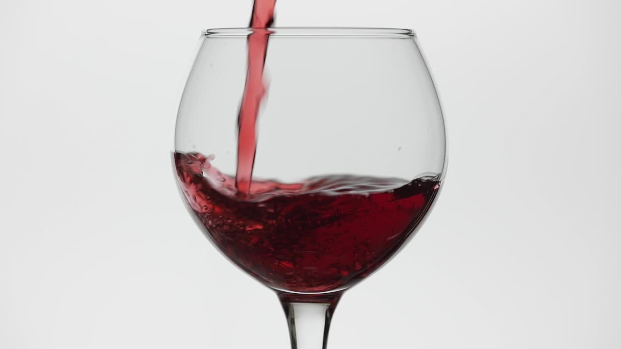 은 와인이 유리잔에 어지고 있다