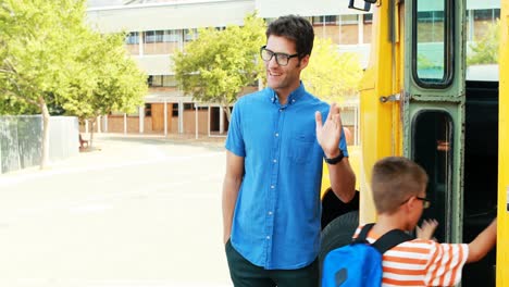 Schulkinder-Geben-Dem-Lehrer-High-Five,-Während-Sie-In-Den-Bus-Steigen