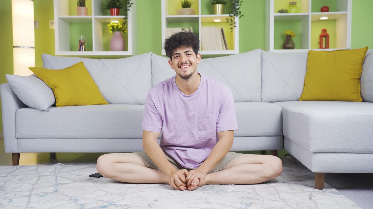 매일의 가정 생활에서 행복한 젊은이.