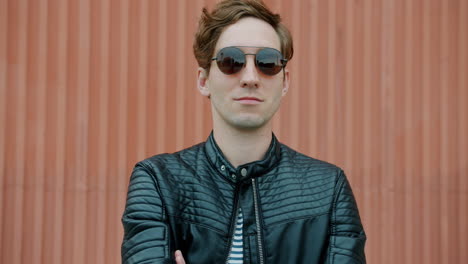 hombre elegante con chaqueta de cuero y gafas de sol