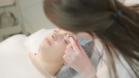 cosmetólogo que realiza el procedimiento de inyección facial