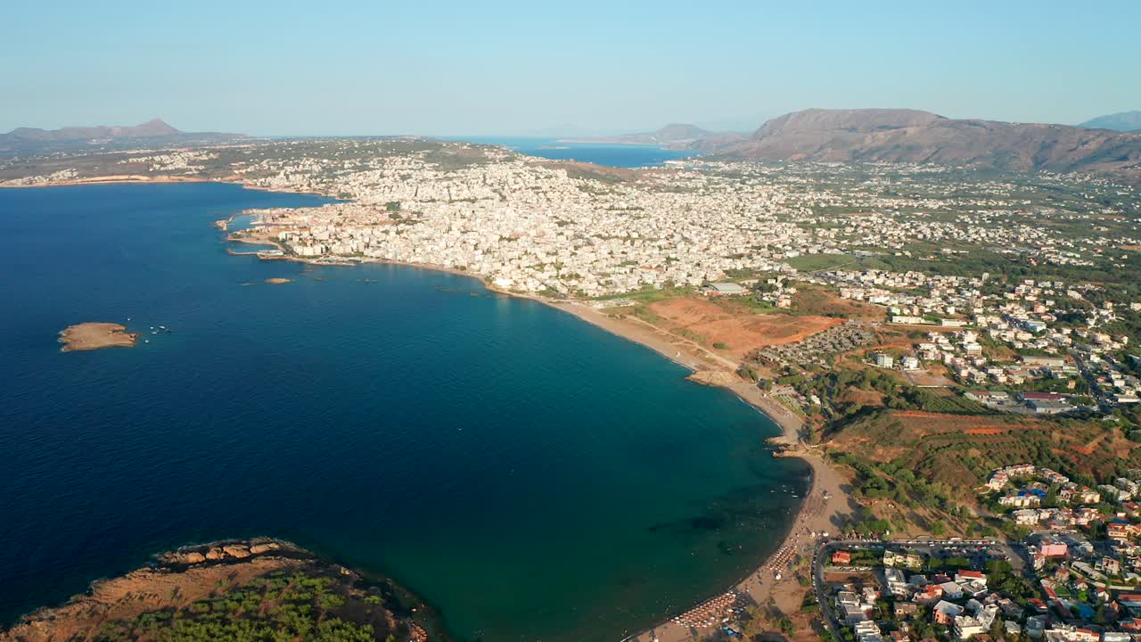 amplio paisaje aéreo de la isla de creta, la ciudad de chania y la costa de la playa de nea chora, grecia