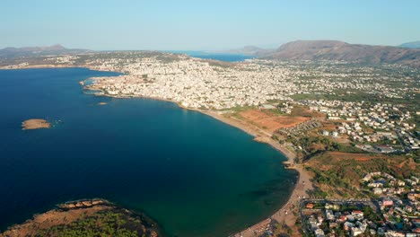 Amplio-Paisaje-Aéreo-De-La-Isla-De-Creta,-La-Ciudad-De-Chania-Y-La-Costa-De-La-Playa-De-Nea-Chora,-Grecia