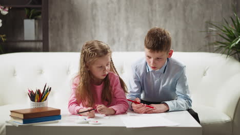 Kleines-Mädchen-Erklärt-Verwirrtem-Jungen-Im-Wohnzimmer-Die-Aufgabe