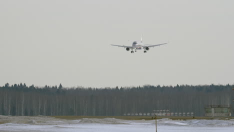 Ein-Flugzeug,-Das-über-Dem-Wald-Landet