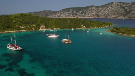 Tourboot-Erlebnis,-Erkundung-Der-Wunderschönen-Kroatischen-Adriaküste,-Antenne