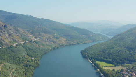 杜羅河 (douro) 穿過山脈