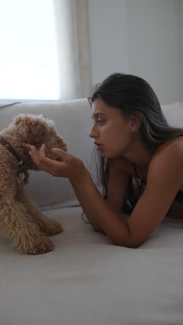 mujer y su perro en un sofá