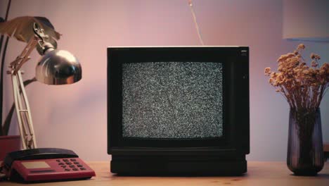 tv retro, televisión vintage en una configuración nostálgica, una tv retro muestra grano en la pantalla, dispositivo aterrador de la noche de halloween bueno para la llave de croma y la pantalla verde. imágenes de alta calidad 4k