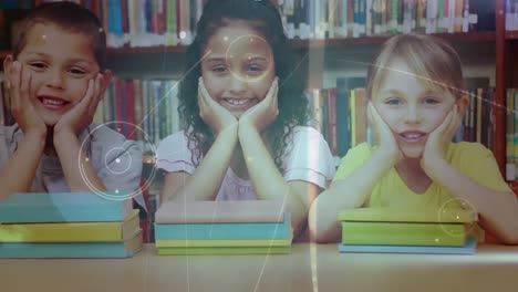 animación de una red brillante de conexiones que se mueven sobre los escolares sentados en la clase