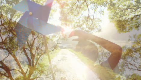 Junge-Spielt-Mit-Einer-Papierwindmühle