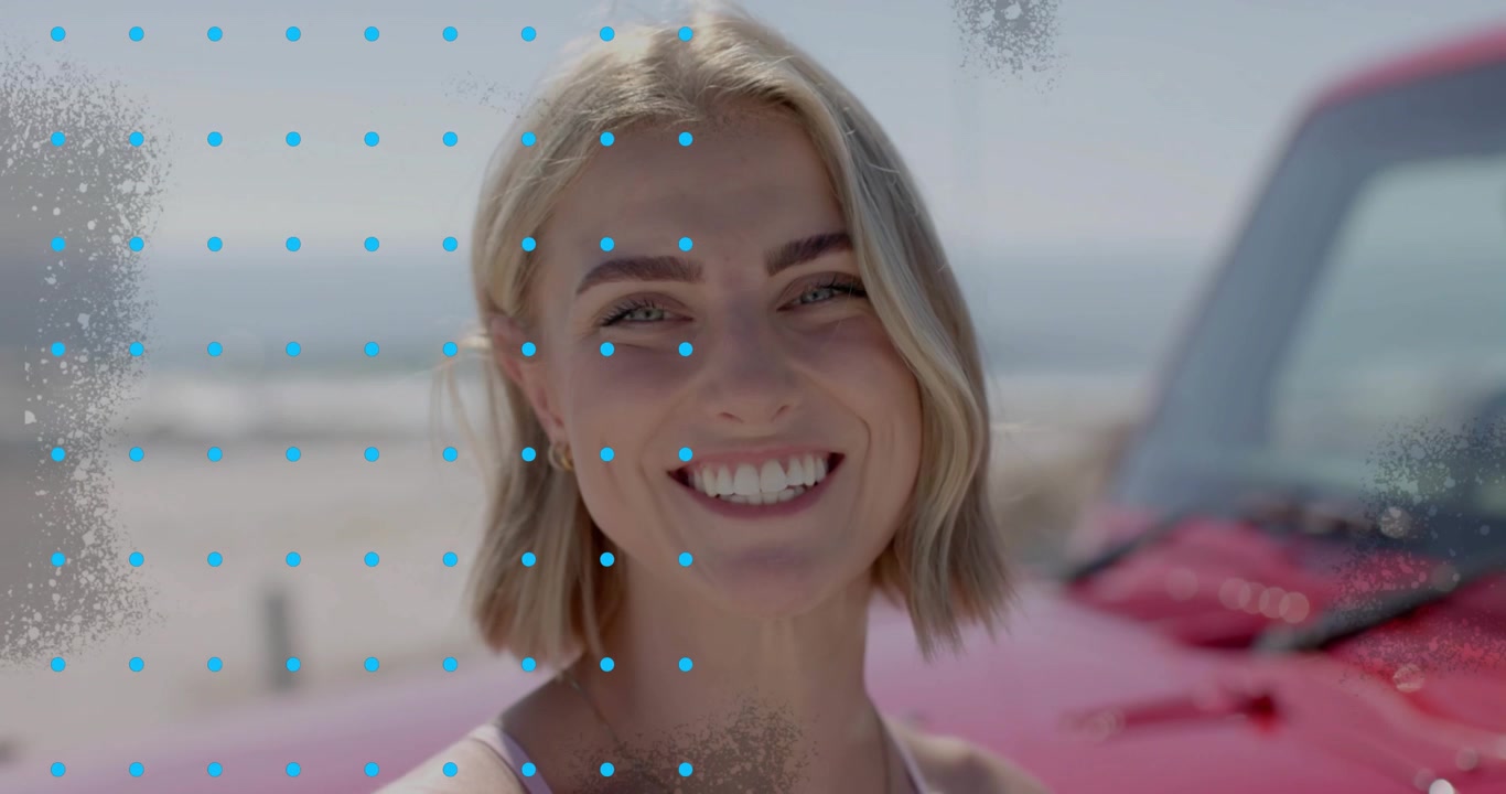 Teknologinetværk opløses og afslører en smilende model, der poserer ved en rød bil ved kysten.