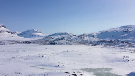 雪山風景中冰凍湖旁的小鎮的空中景色