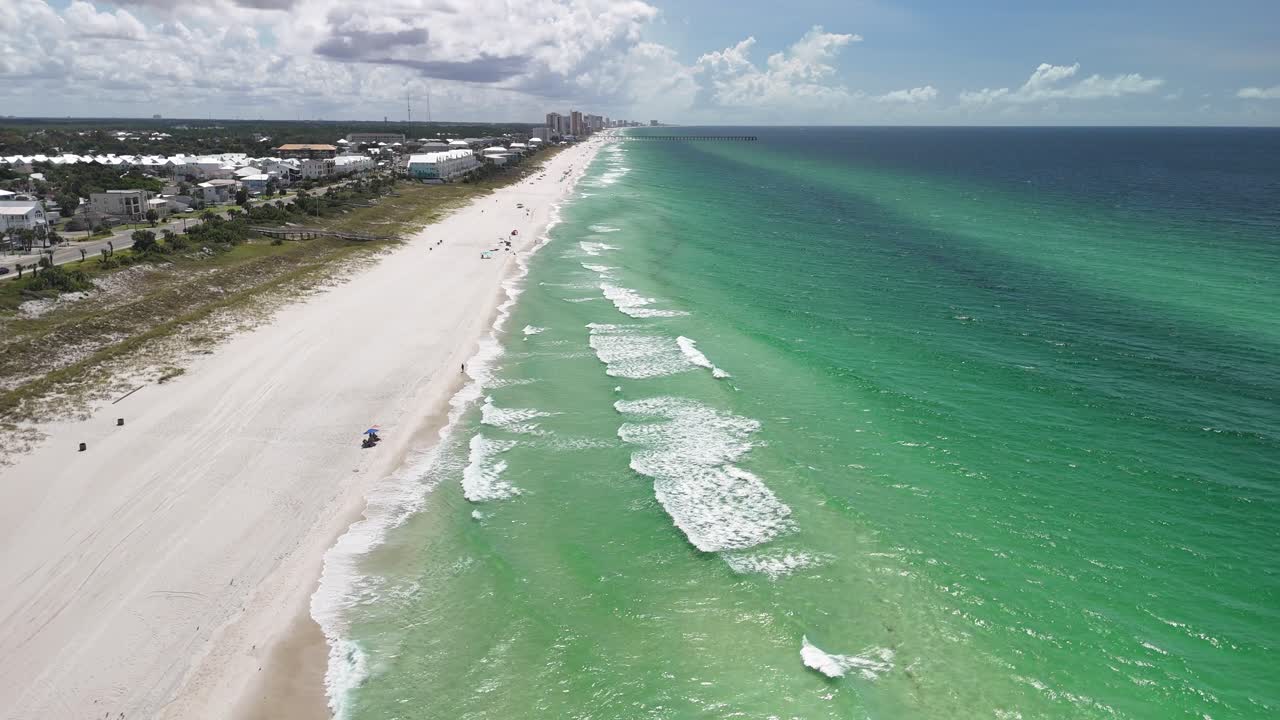 playa de arena blanca en destino, noroeste de florida - fotografía aérea