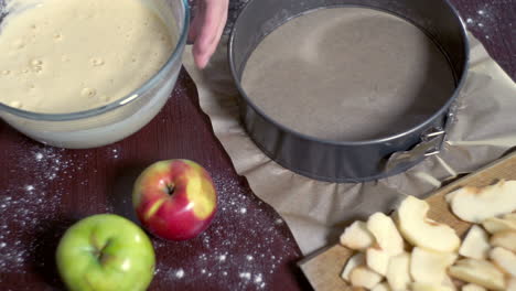 Kuchen-Backen.-Teig-In-Eine-Runde-Auflaufform-Gießen.-Zutaten-Zum-Backen-Von-Kuchen