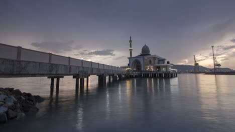la hora del atardecer en la mezquita flotante.