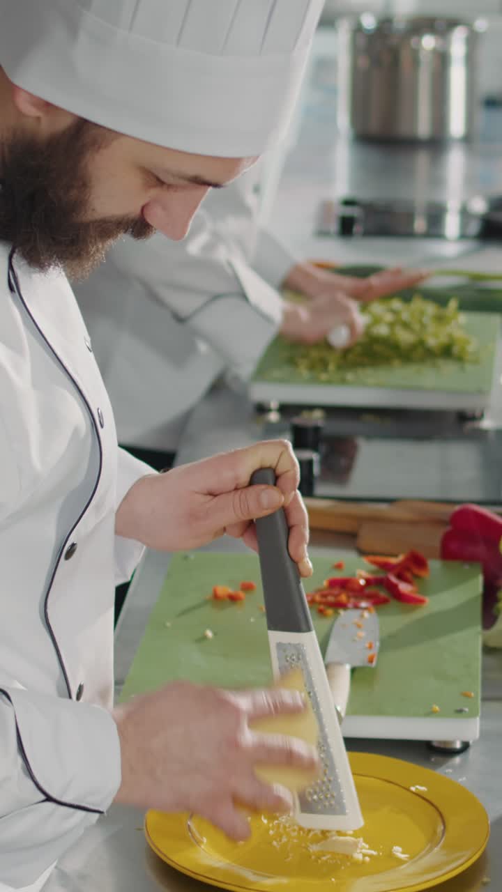 Capi di cucina che preparano cibo in una cucina professionale