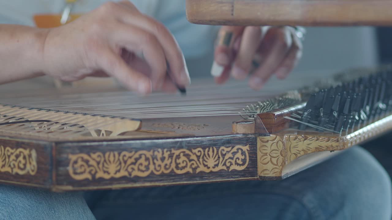 Playing the zither