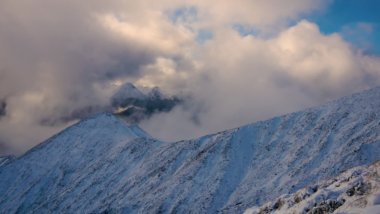 구름과 안개로 덮인 산봉우리를 보여주는 멋진 패닝 샷