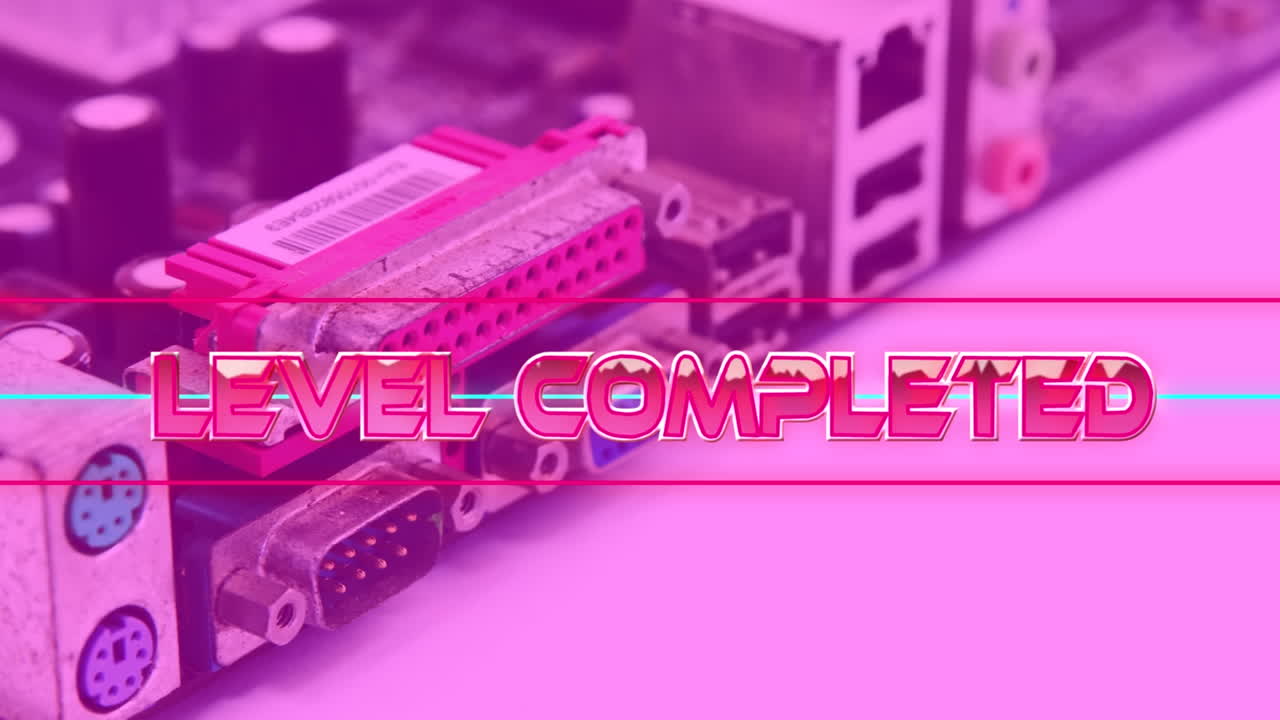 기하학적 모양과 프로세서 코어 위에 레벨 완료 텍스트의 애니메이션