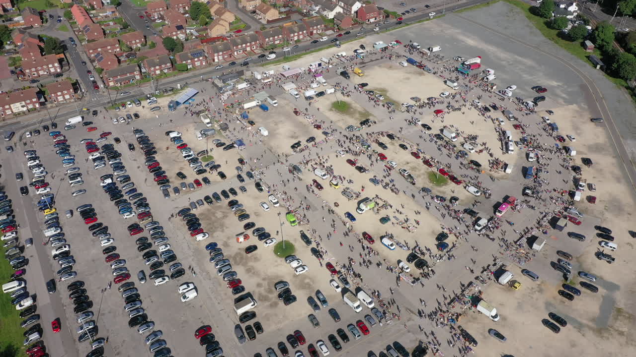 영국에서 첫 번째 코비드 19 제한 조치가 해제된 후 선체에 있는 분주한 사회적 거리를 둔 시장의 공중 드론 전망