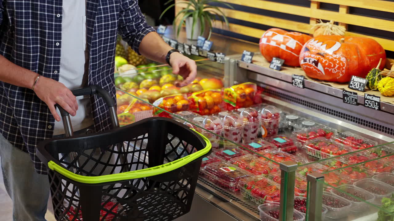 hombre comprando frutas y verduras en una tienda de comestibles