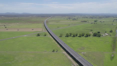 Conduciendo-Por-La-Autopista-Del-Pacífico-Con-Paisajes-De-Llanuras-Aluviales-En-La-Costa-Norte-Media-De-Nueva-Gales-Del-Sur