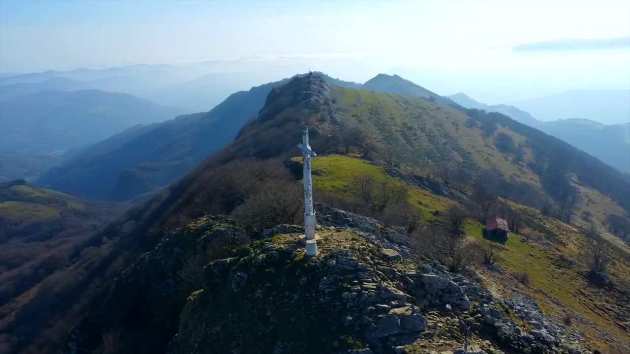 십자가가 있는 산악 풍경