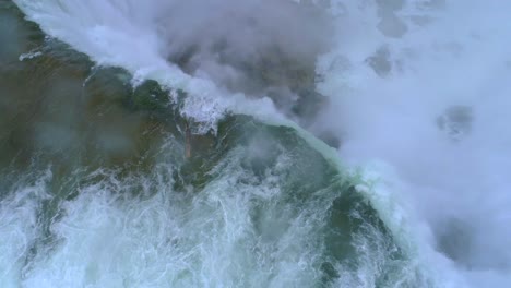 Niagarafälle-Stürzen-über-Klippe,-Luftnebel,-Tourboot,-Luftdrohnenüberflug,-Kanadische-Skyline,-Filmischer-Wasserfall,-Fluss,-Flug,-Nebel,-Wahrzeichen,-USA,-Touristenziel,-4k,-Natur