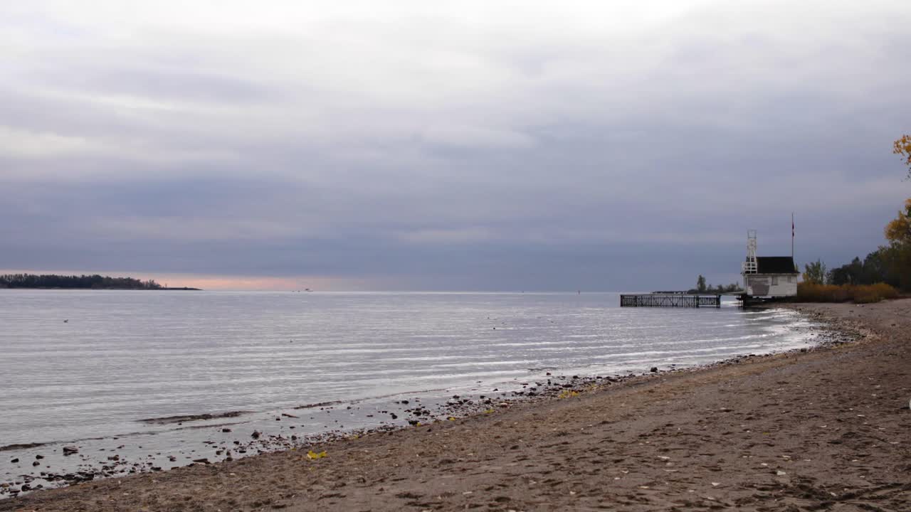 4k мягкие волны плещутся на берегу озера с лодочным домом часть 1