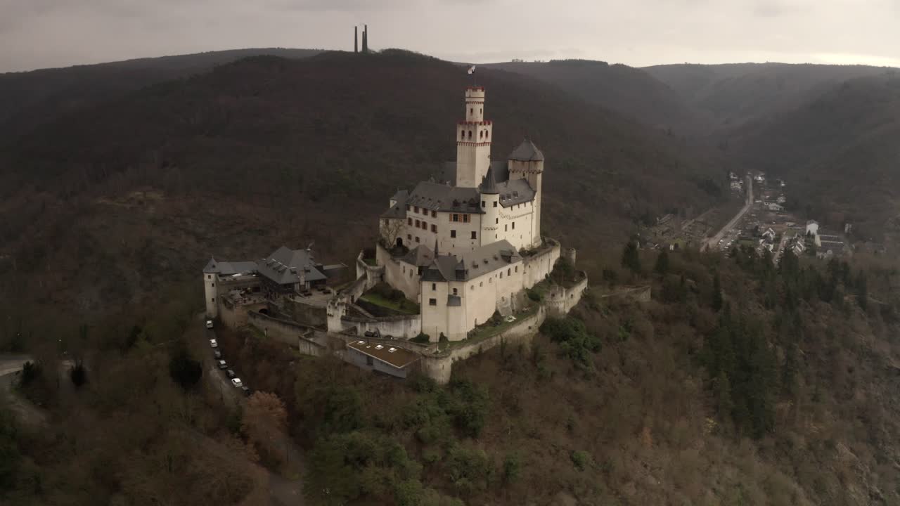 воздушный вид величественного замка, расположенного на вершине холма