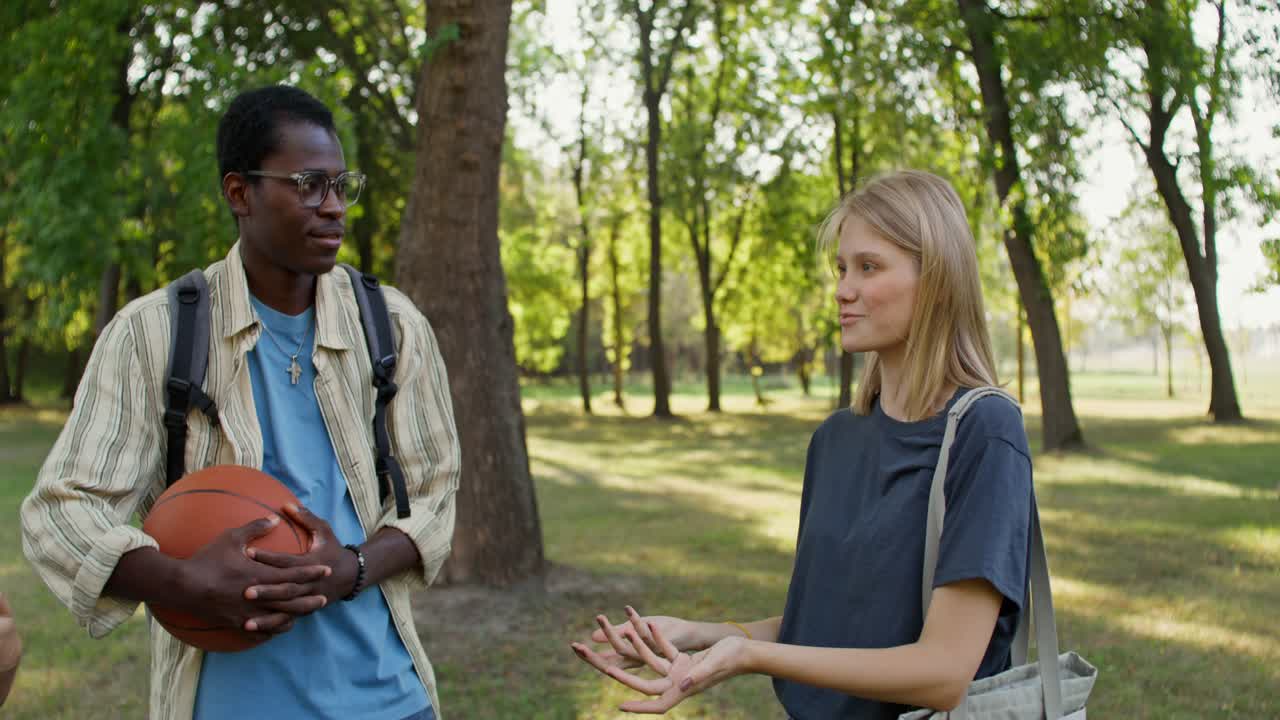 amigos hablando en un parque