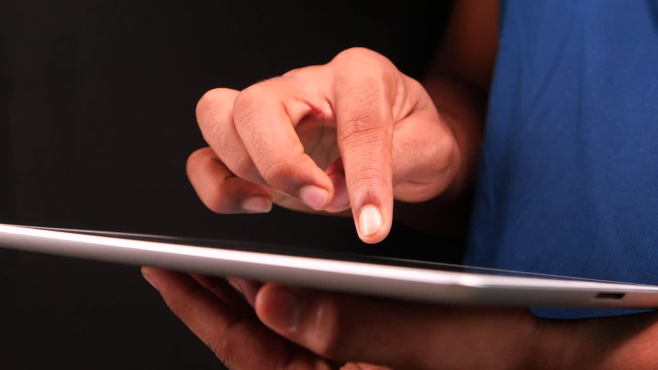 persona que utiliza una tableta