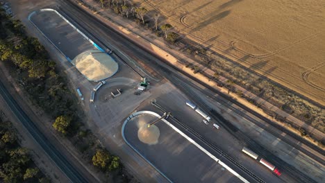 Luftaufnahme-Eines-Lastwagens-Aus-Der-Vogelperspektive,-Der-An-Einem-Industriellen-Verteilungsort-Ankommt,-Um-Getreide-Im-Gitter-Zu-Entladen