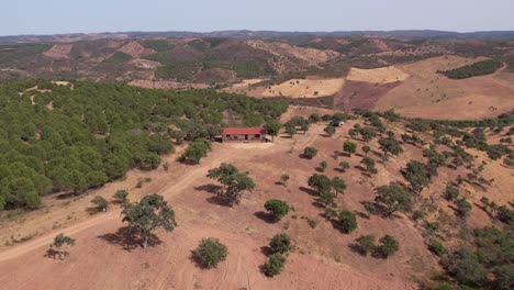 Luftumkreisende-Ländliche-Landschaft-Im-Alentejo,-Panoramablick-Auf-Ein-Einsames-Bauernhaus