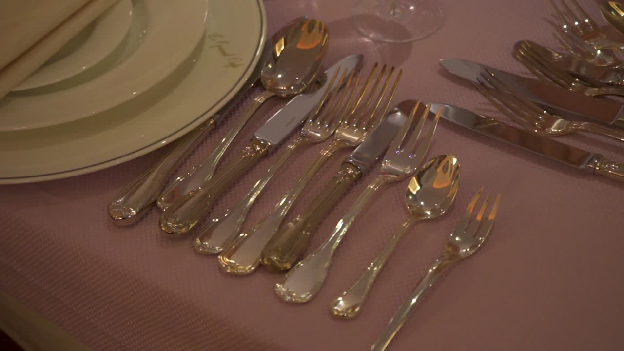preparación formal de la mesa con platos y platos de plata