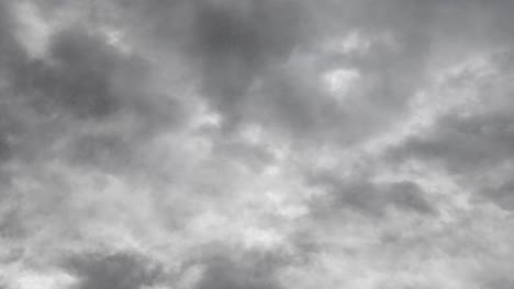 vista de antes de la lluvia, las nubes de lluvia vienen tormentas eléctricas