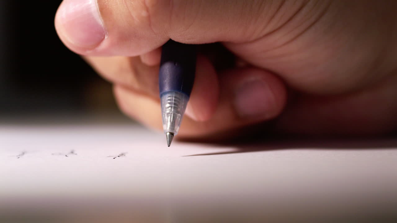 extremo primer plano de la práctica de la escritura de una firma