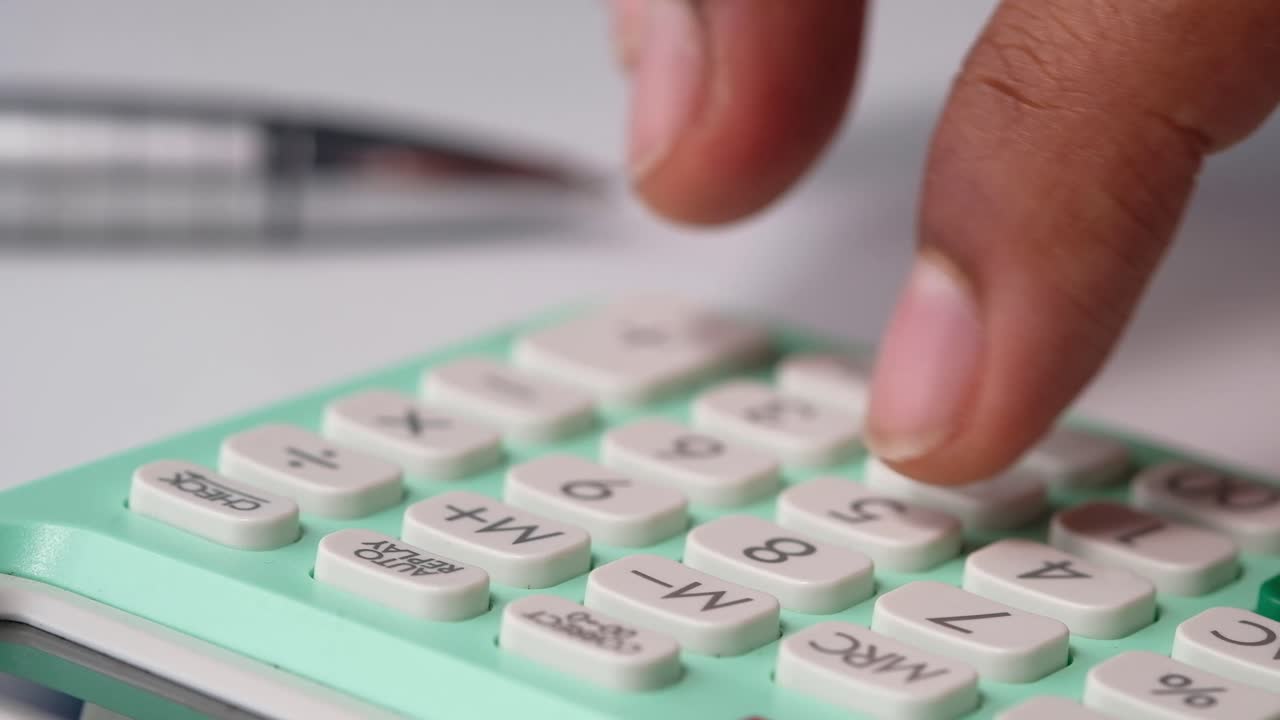 persona que utiliza una calculadora