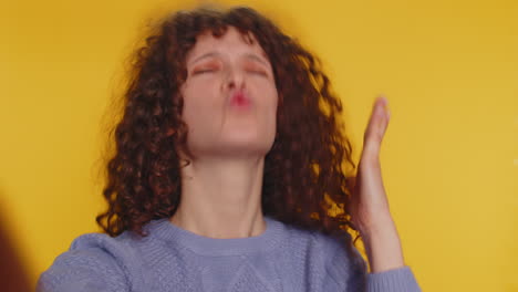 povie retrato de una mujer gritando levantando los puños en gesto lo hice, celebrando el éxito ganando