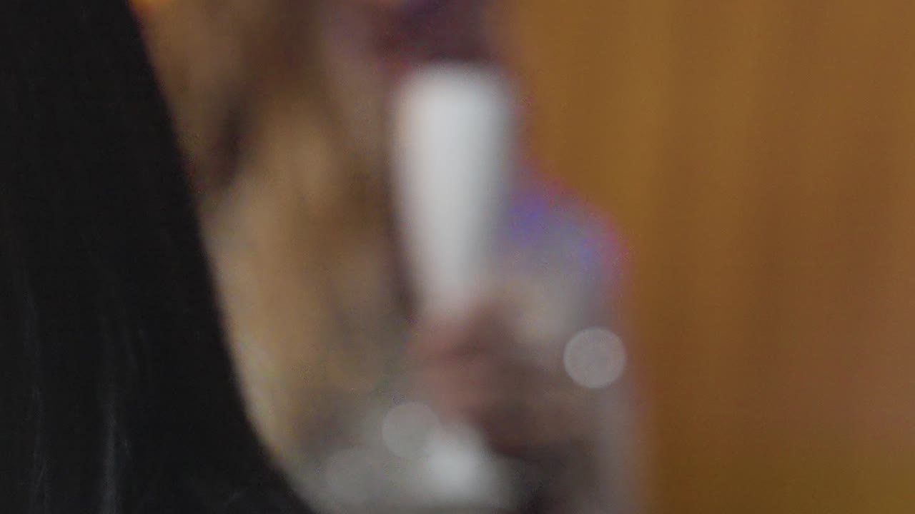 바에서 춤추는 친구들의 풀 포커스를 닫습니다.