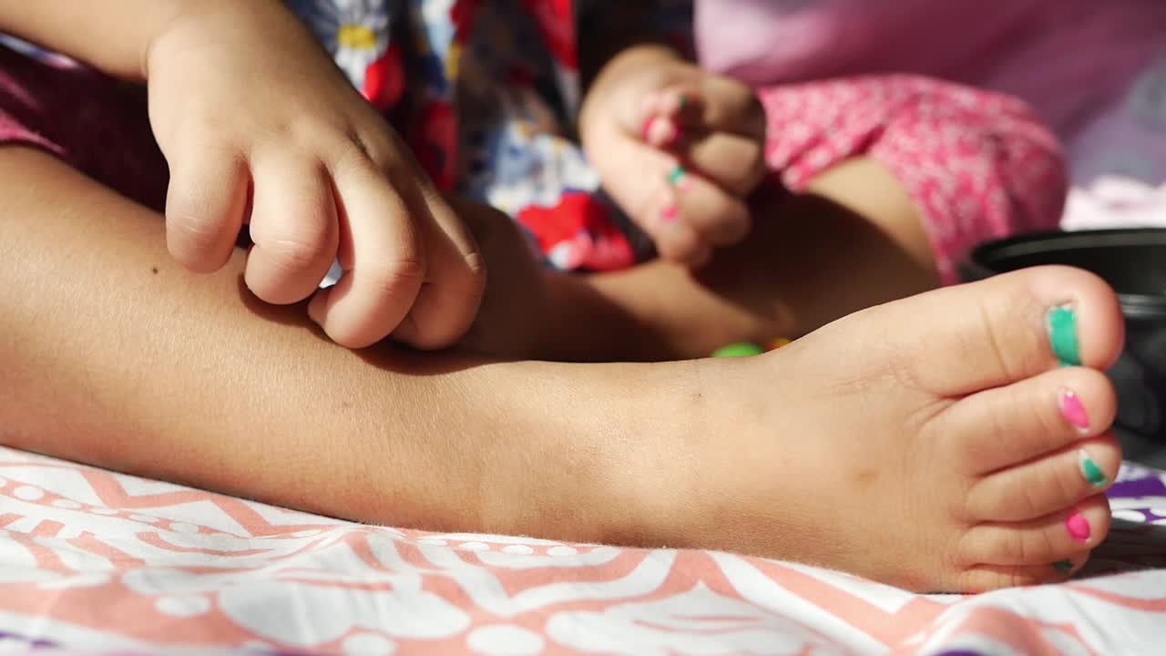 bebé con uñas pintadas