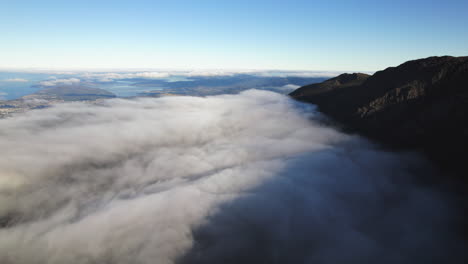 dramático disparo de dron por encima de las nubes